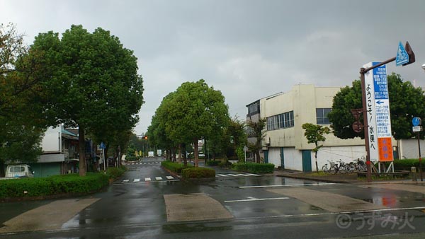 水俣駅を降りると正面に旧チッソのＪＮＣ水俣工場が（＝熊本県水俣市で撮影：栗原佳子）