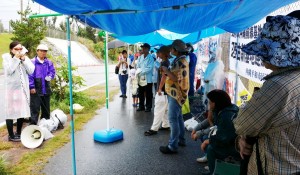 キャンプシュワブのゲート前テント。雨の中、アピールが続く（2014年8月 栗原佳子撮影）