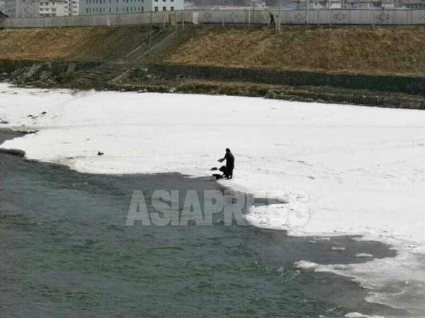 鴨緑江の水は洗濯、飲用にも用いられる。2014年3月に中国長白県から撮影 (アジアプレス)