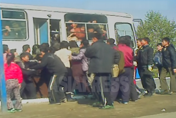 動画 北朝鮮 麻痺する社会主義公共バス 隆盛の 市場経済式 乗合バス アジアプレス ネットワーク