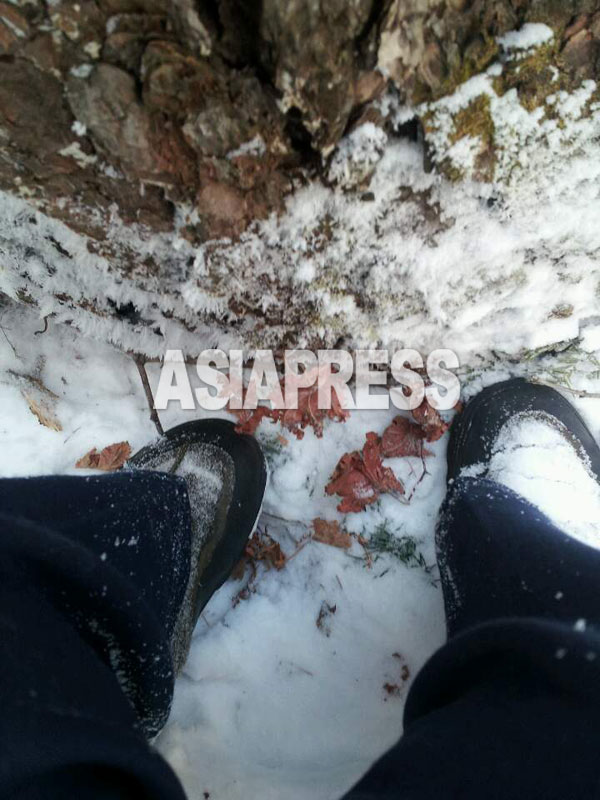 水汲みに雪道を歩いた撮影者の靴に雪がまとわりつく。2015年1月北朝鮮中部地方にて撮影アジアプレス