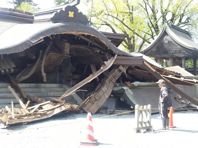 紀元前281年創建と伝えられる阿蘇神社も熊本震災で大きな被害を受け、この神社を心の拠り所としていた地元の人々に大きな衝撃を与えた（2016.4.17撮影／矢野宏）