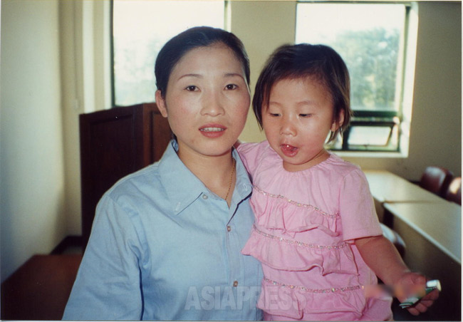 韓国に無事入国して定着支援施設に入ったリ・ソンヒさんとハンミちゃん。2002年6月支援者撮影（アジアプレス）