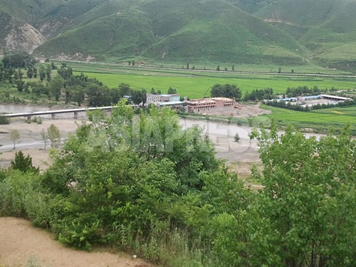 ＜Photo Report＞ The North Korea-China Border (3) The bridge connecting ...